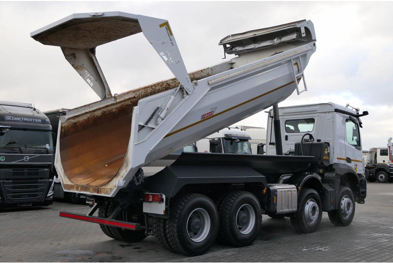 Mercedes-Benz AROCS 3246 / 8x4 / WYWROTKA / TYLNOZSYP / EURO 6 / OPONY 100 % - Самосвал камион: снимка 5 Mercedes-Benz AROCS 3246 / 8x4 / WYWROTKA / TYLNOZSYP / EURO 6 / OPONY 100 % - Самосвал камион: снимка 5