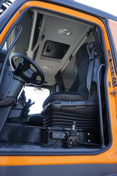 Влекач Mercedes-Benz AROCS / 1848 / E 6 / ACC / 4 X 4 / HAD / HYDRAULIKA / RETARDER: снимка 7 Влекач Mercedes-Benz AROCS / 1848 / E 6 / ACC / 4 X 4 / HAD / HYDRAULIKA / RETARDER: снимка 7