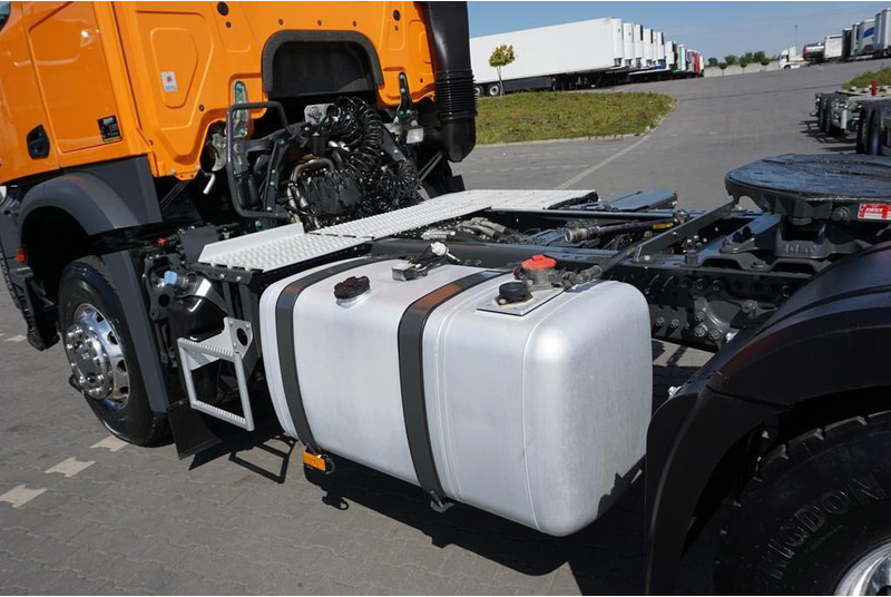 Влекач Mercedes-Benz AROCS / 1848 / E 6 / ACC / 4 X 4 / HAD / HYDRAULIKA / RETARDER: снимка 10 Влекач Mercedes-Benz AROCS / 1848 / E 6 / ACC / 4 X 4 / HAD / HYDRAULIKA / RETARDER: снимка 10