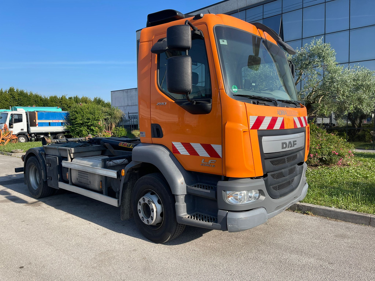 DAF LF280LE - Мултилифт с кука камион: снимка 2 DAF LF280LE - Мултилифт с кука камион: снимка 2