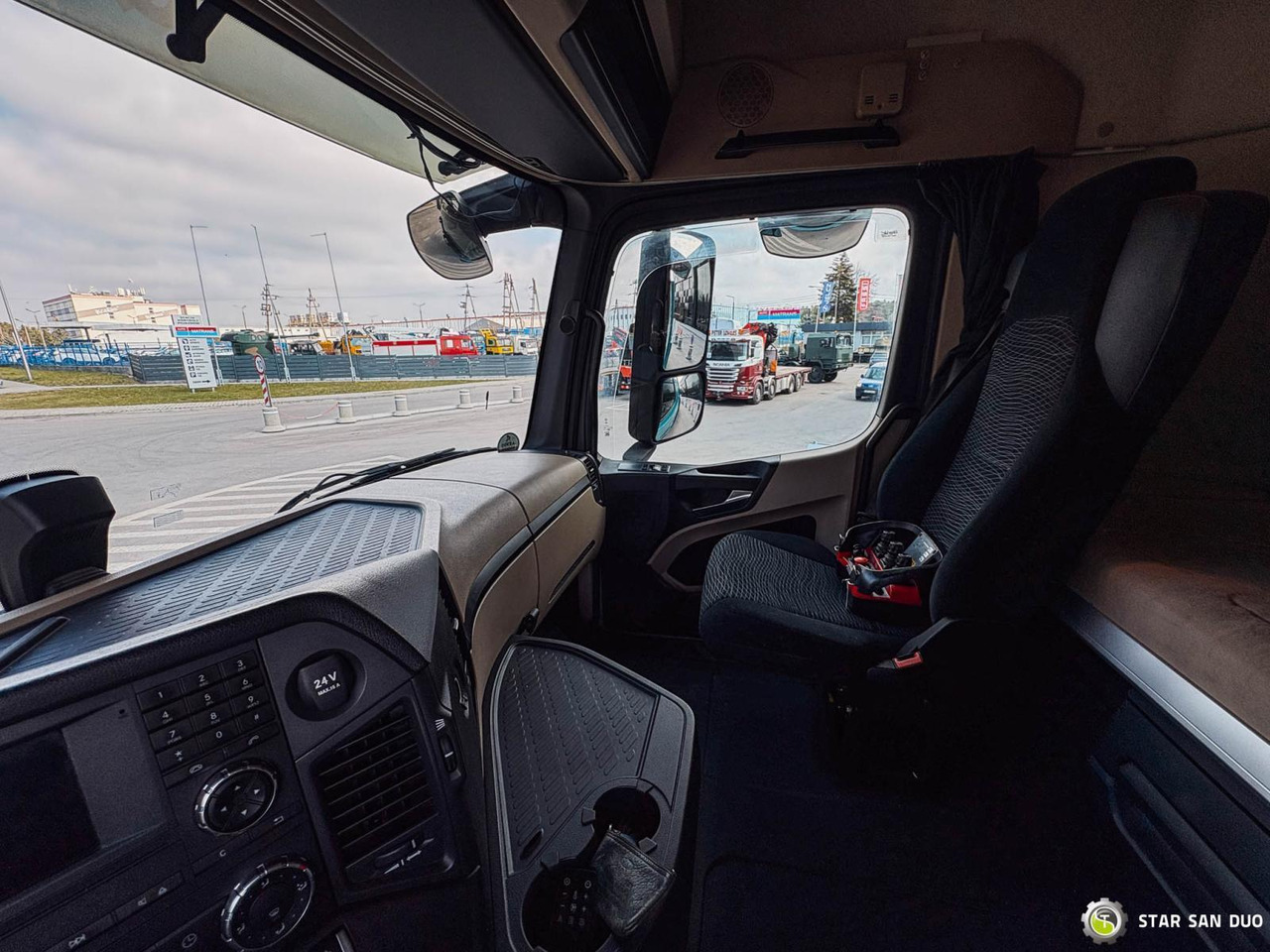 Камион с кран : снимка 18 Камион с кран : снимка 18