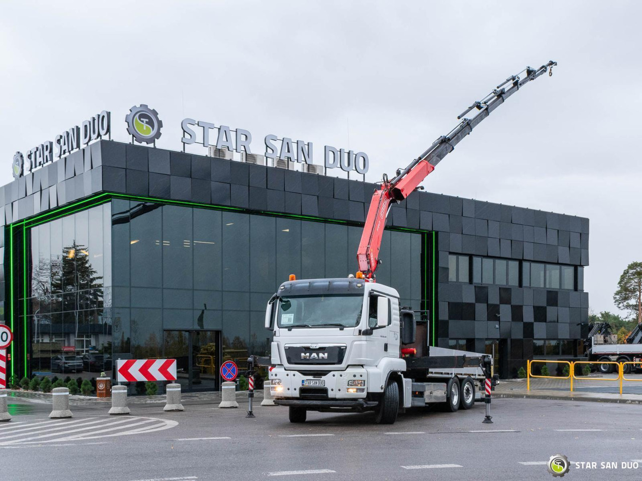 - Камион с кран: снимка 1 - Камион с кран: снимка 1