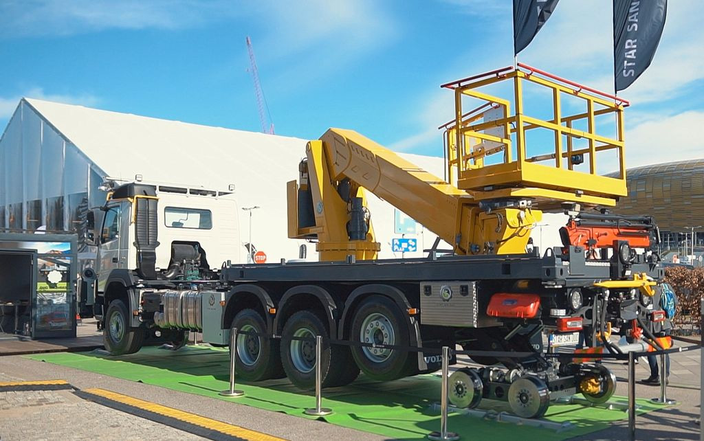 Контейнеровоз/ Сменна каросерия камион, Камион с кран Volvo NEW FMX 8x4 RAIL ROAD SCHIENEN TWO WAY: снимка 11 Контейнеровоз/ Сменна каросерия камион, Камион с кран Volvo NEW FMX 8x4 RAIL ROAD SCHIENEN TWO WAY: снимка 11