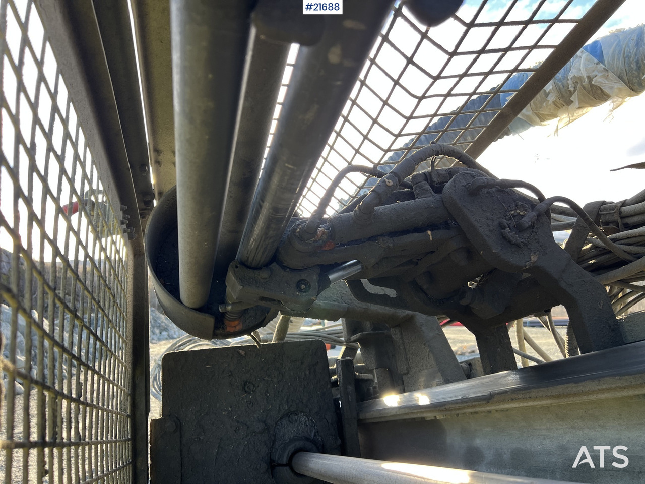 Пробивна машина Atlas Copco T35R-01 Borerigg m/ cop 2540 hammer, sliper og Leica gps: снимка 24 Пробивна машина Atlas Copco T35R-01 Borerigg m/ cop 2540 hammer, sliper og Leica gps: снимка 24