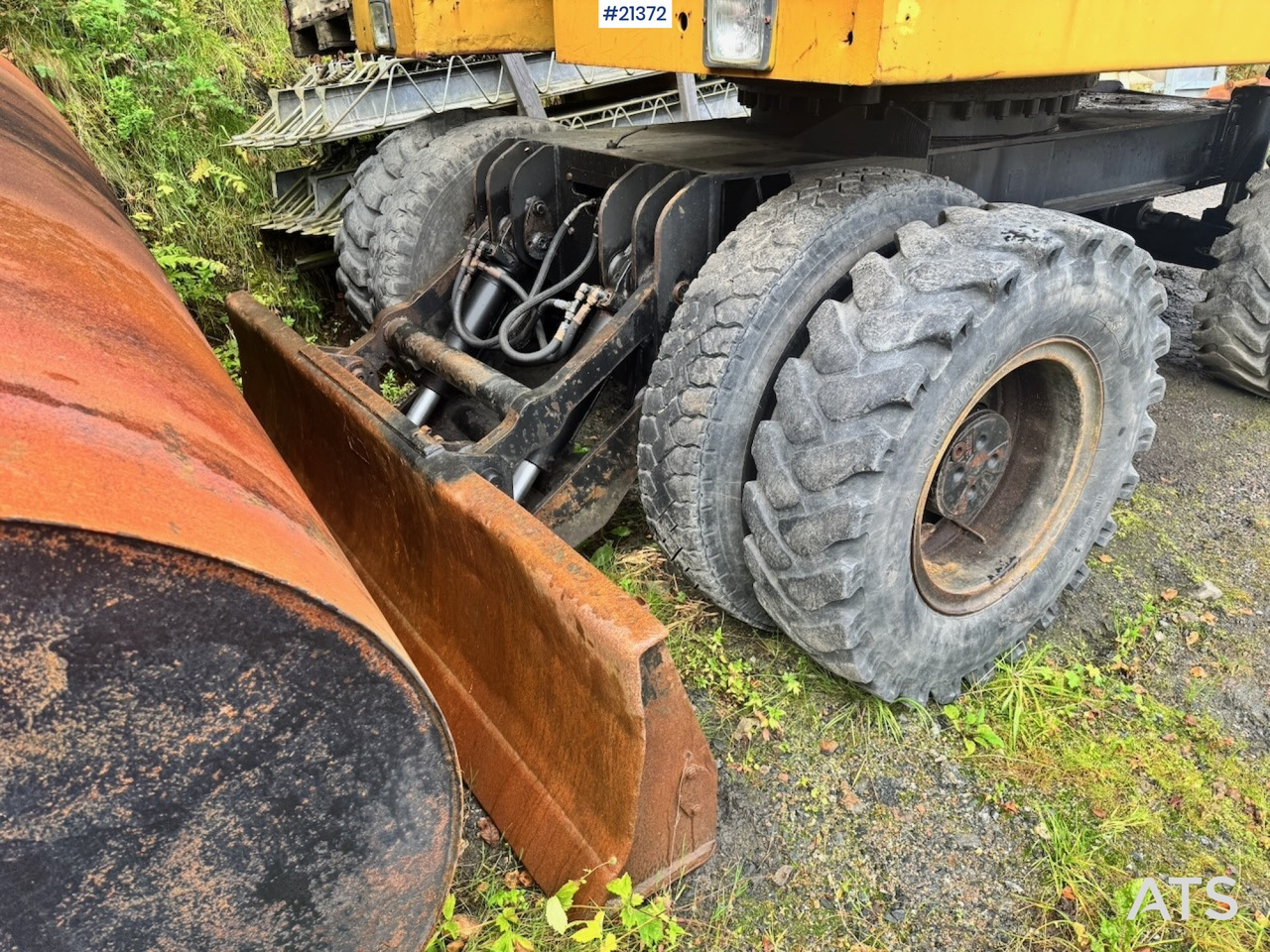 Колесен багер Caterpillar 212B: снимка 11