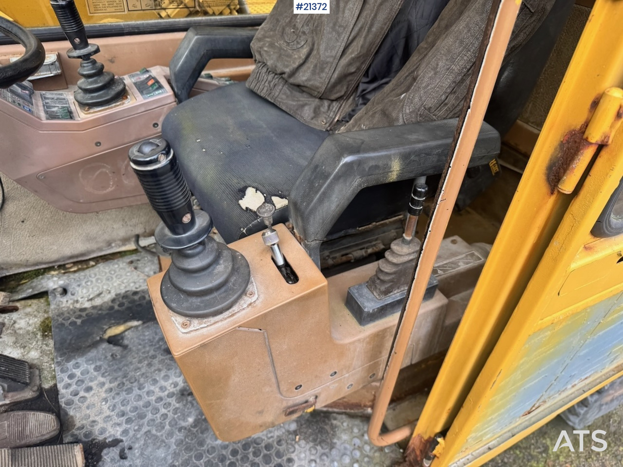 Колесен багер Caterpillar 212B: снимка 31
