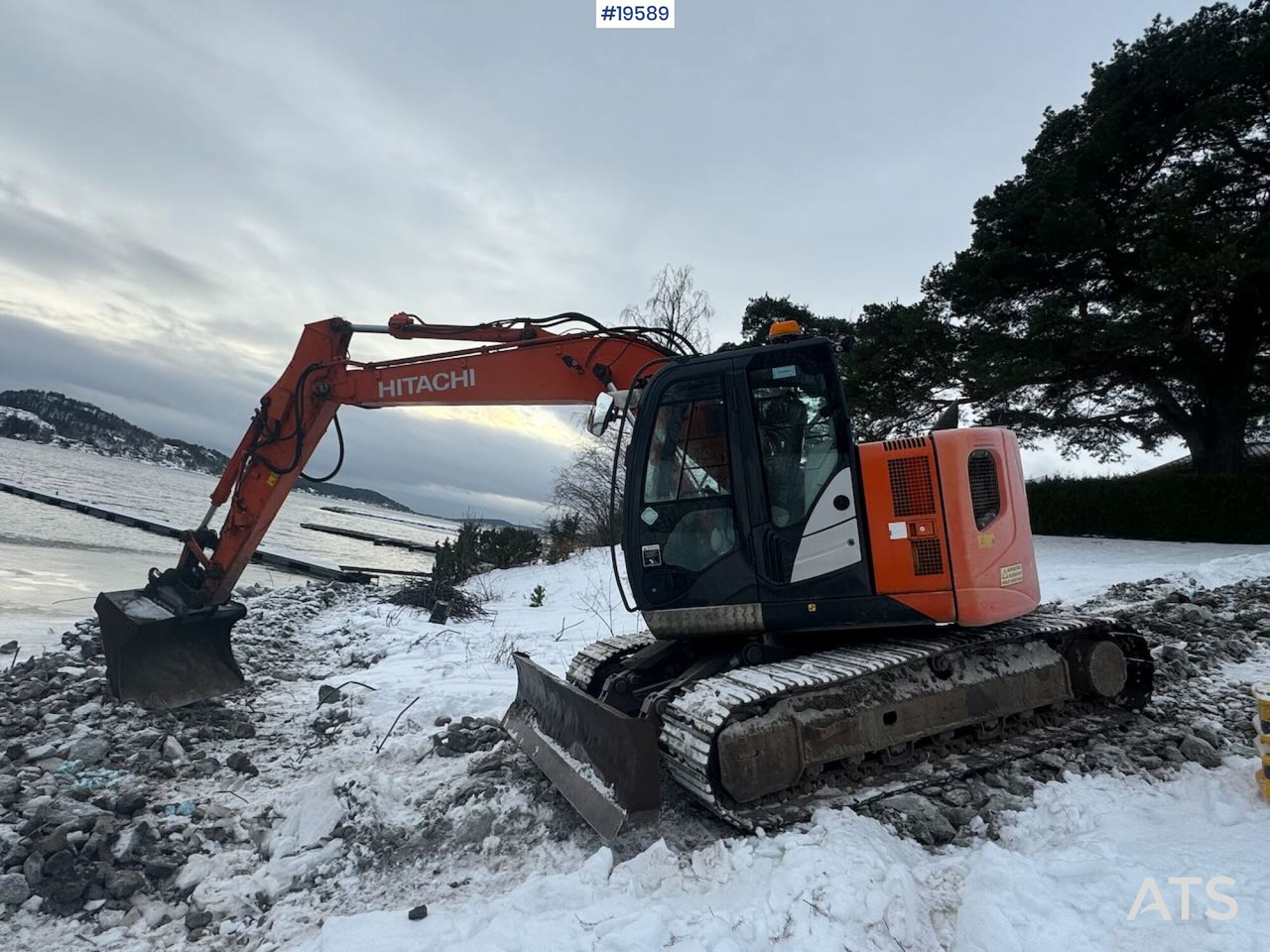 Hitachi ZX135US-5B - Багер: снимка 1 Hitachi ZX135US-5B - Багер: снимка 1
