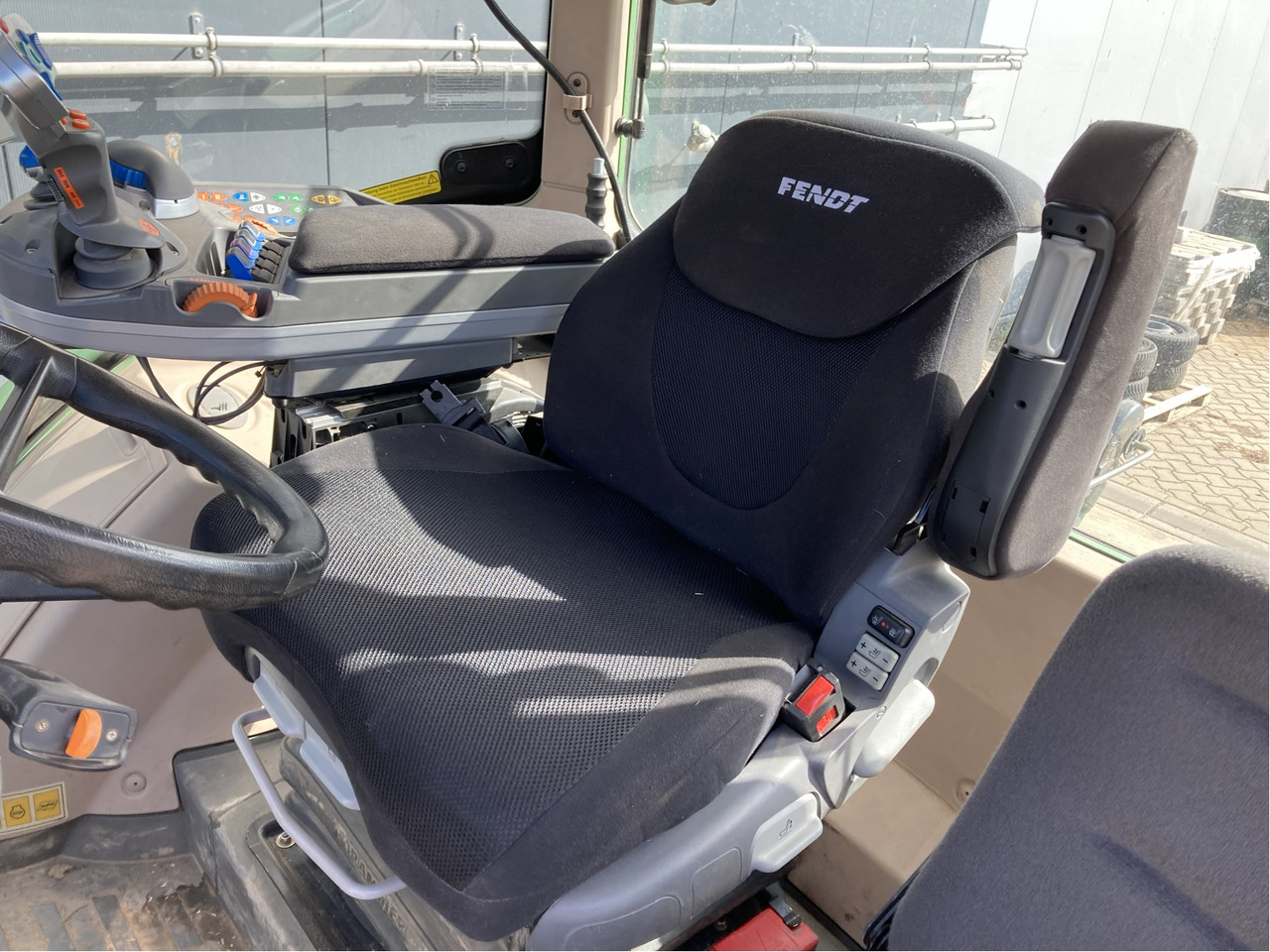 Fendt 724 Vario SCR - Трактор: снимка 2 Fendt 724 Vario SCR - Трактор: снимка 2