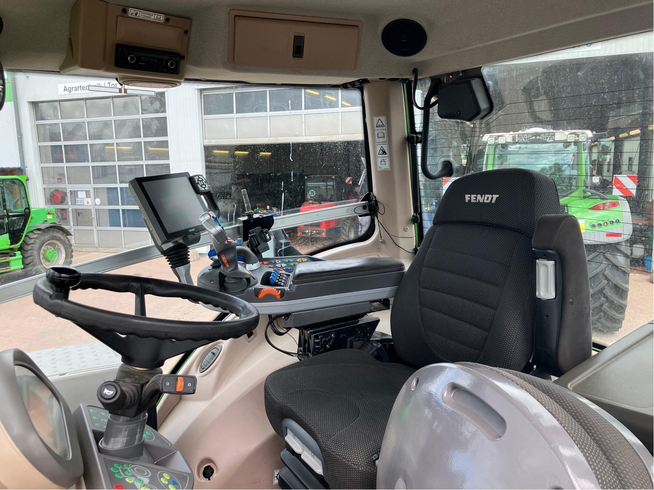 Fendt 828 Vario S4 ProfiPlus - Трактор: снимка 4 Fendt 828 Vario S4 ProfiPlus - Трактор: снимка 4