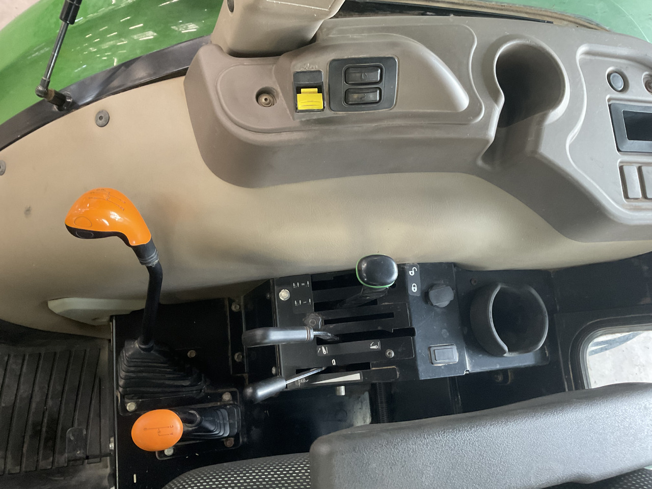 John Deere 5055 E - Трактор: снимка 3 John Deere 5055 E - Трактор: снимка 3