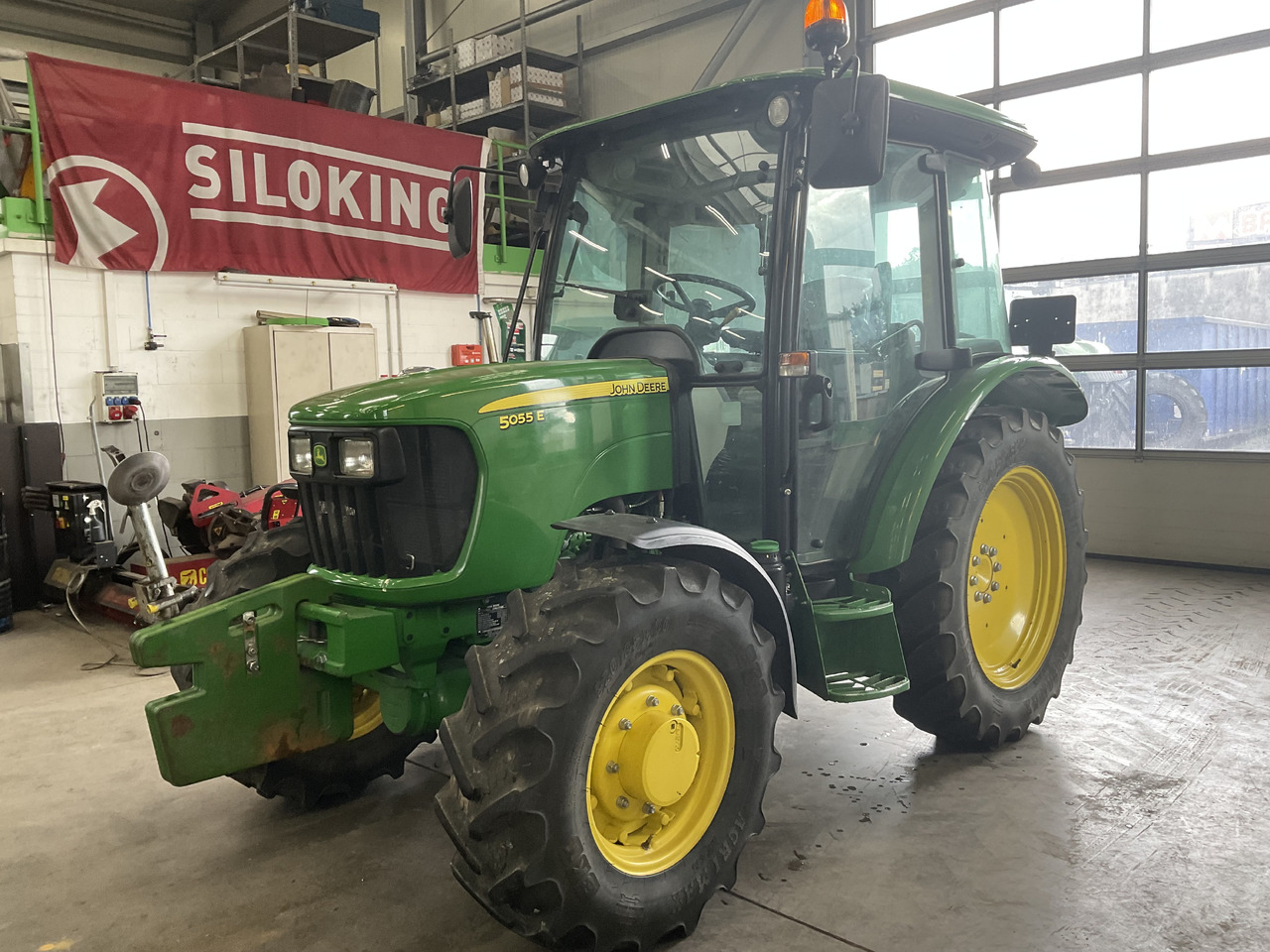 John Deere 5055 E - Трактор: снимка 1 John Deere 5055 E - Трактор: снимка 1