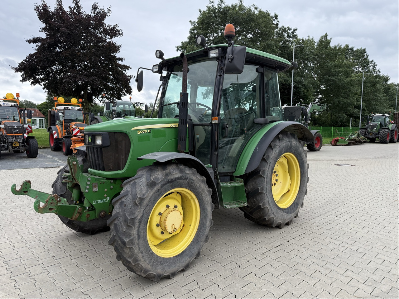 John Deere 5075E - Трактор: снимка 1 John Deere 5075E - Трактор: снимка 1