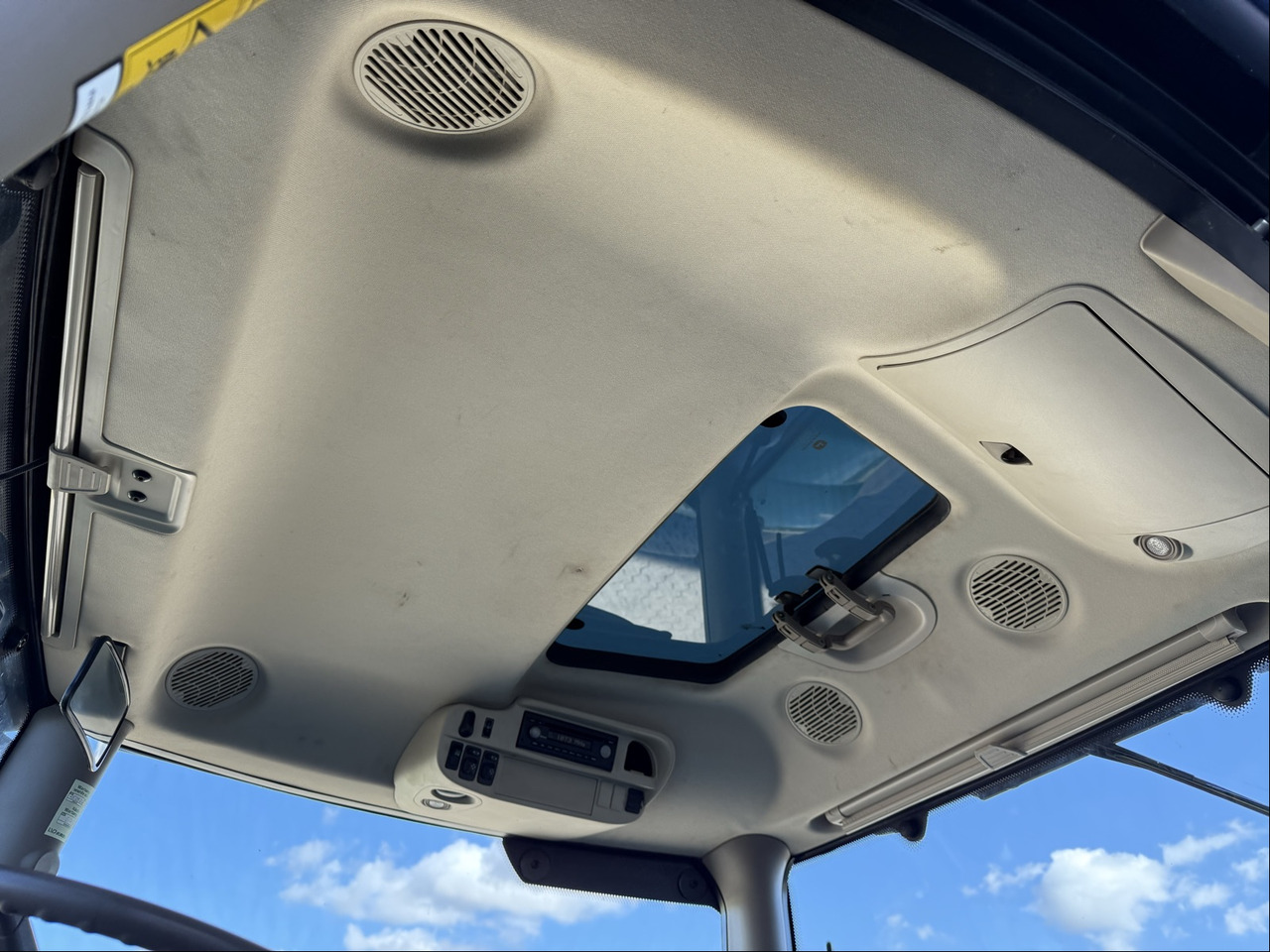 Трактор John Deere 6215R: снимка 11