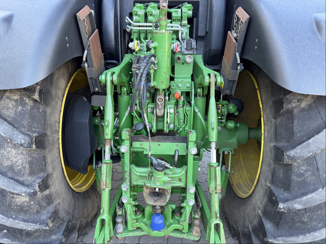 Трактор John Deere 6215R: снимка 13