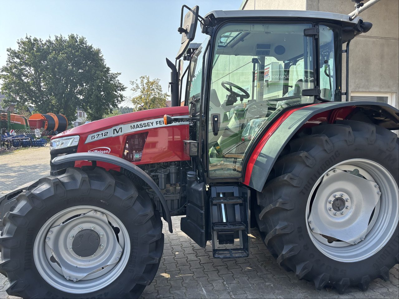 Massey Ferguson 5712M 4WD Cab Essential - Трактор: снимка 3 Massey Ferguson 5712M 4WD Cab Essential - Трактор: снимка 3