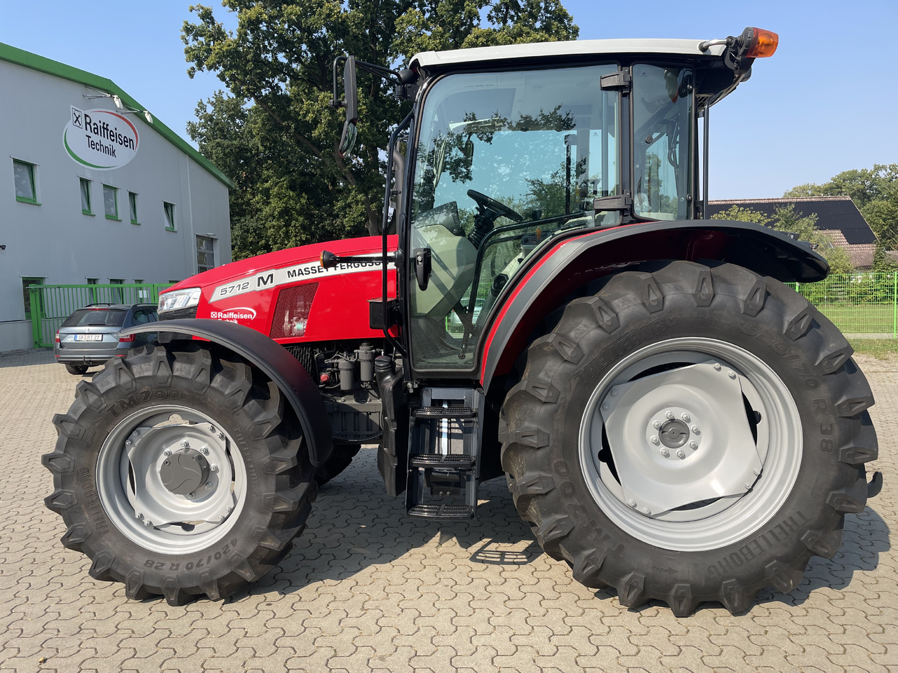 Massey Ferguson 5712M 4WD Cab Essential - Трактор: снимка 1 Massey Ferguson 5712M 4WD Cab Essential - Трактор: снимка 1