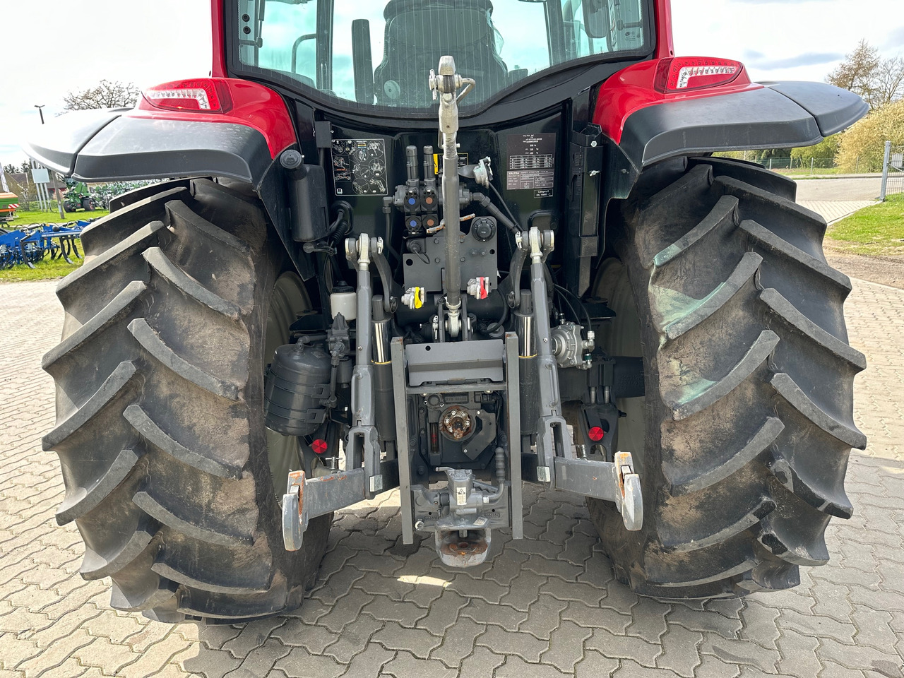 Трактор Valtra A105 MH: снимка 8