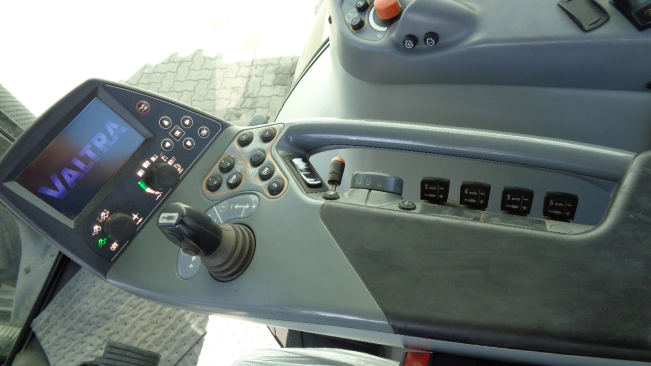 Трактор Valtra S374: снимка 6