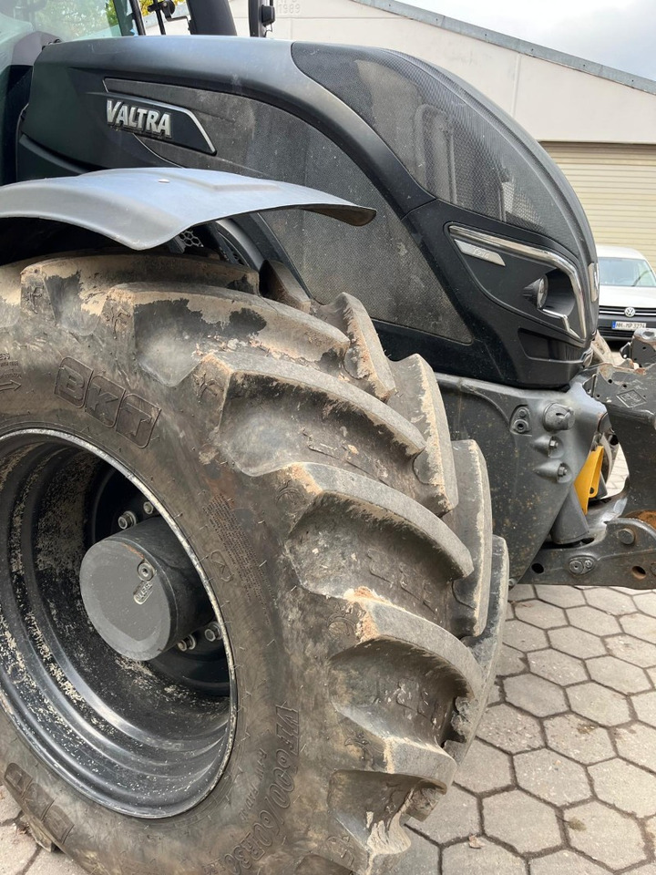 Трактор Valtra T214 Direct TwinTrac: снимка 7