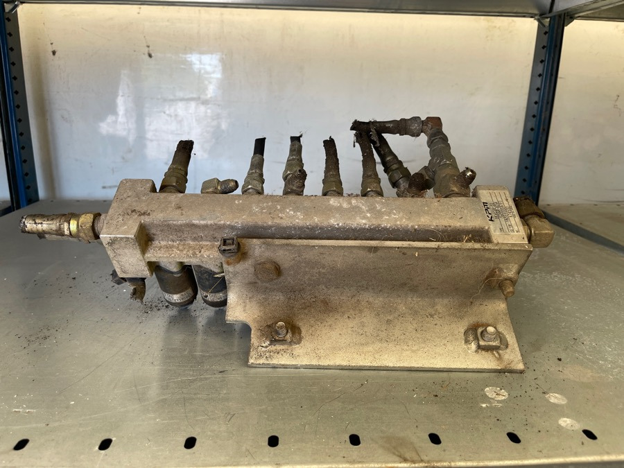 NEW HOLLAND VALVES KPM TYPE: 8KWE5A-30/G24WR-825A - Спирачен клапан за Камион: снимка 1 NEW HOLLAND VALVES KPM TYPE: 8KWE5A-30/G24WR-825A - Спирачен клапан за Камион: снимка 1