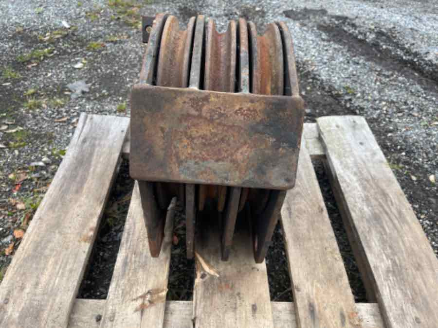 TRIPLE SHEAVE PULLEY BLOCK - Прикачен инвентар за Строителна техника: снимка 1 TRIPLE SHEAVE PULLEY BLOCK - Прикачен инвентар за Строителна техника: снимка 1