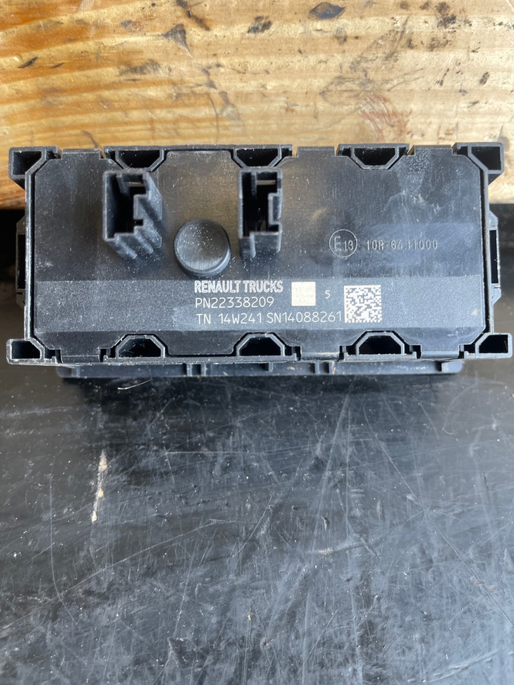 RENAULT SWITCH MODULE 7422338209 - Кабина и интериор за Камион: снимка 2 RENAULT SWITCH MODULE 7422338209 - Кабина и интериор за Камион: снимка 2