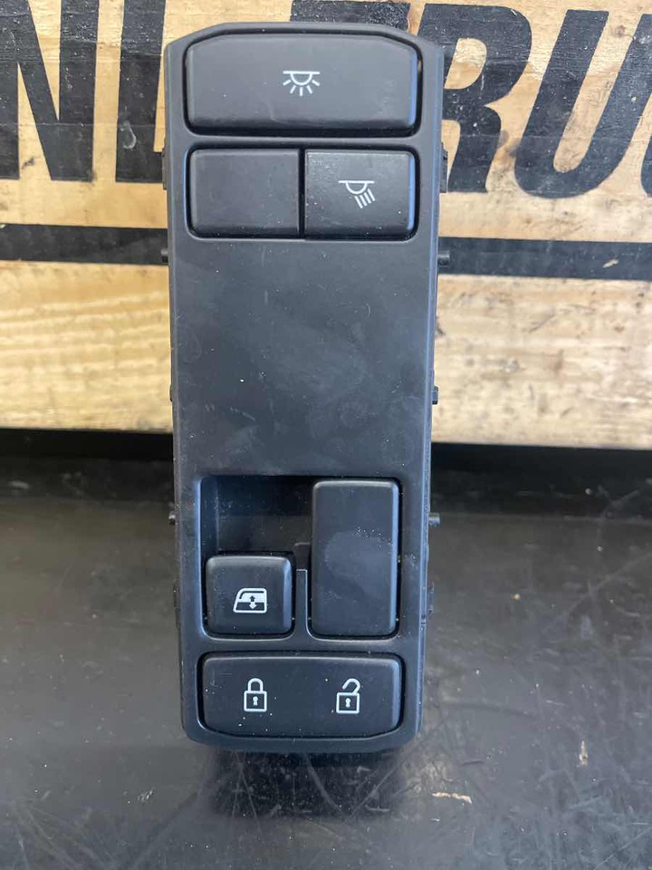 SCANIA ECU DOOR 2569030 - Електрическа система за Камион: снимка 1 SCANIA ECU DOOR 2569030 - Електрическа система за Камион: снимка 1