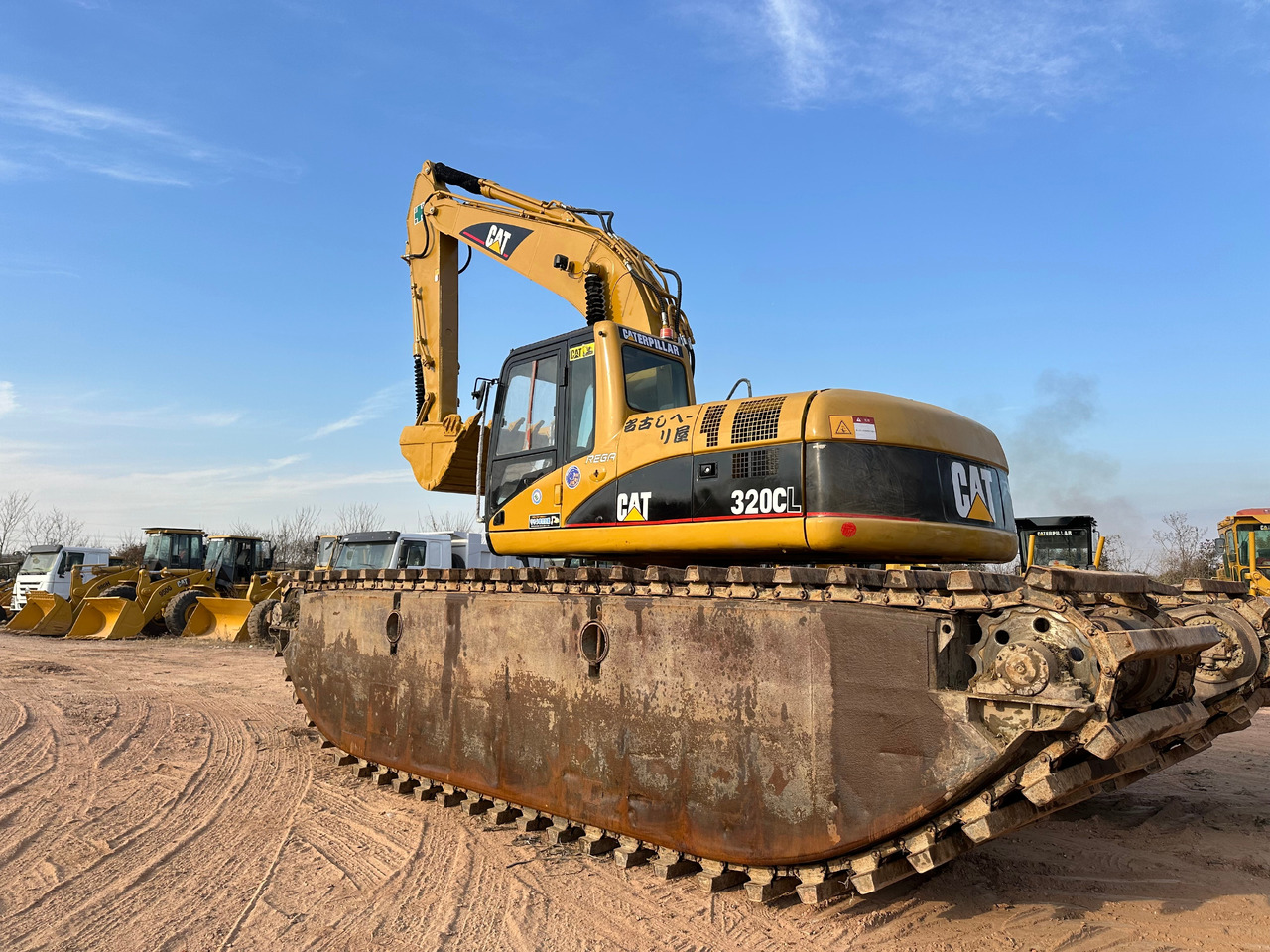 CAT 320CL - Плаващ багер: снимка 1 CAT 320CL - Плаващ багер: снимка 1