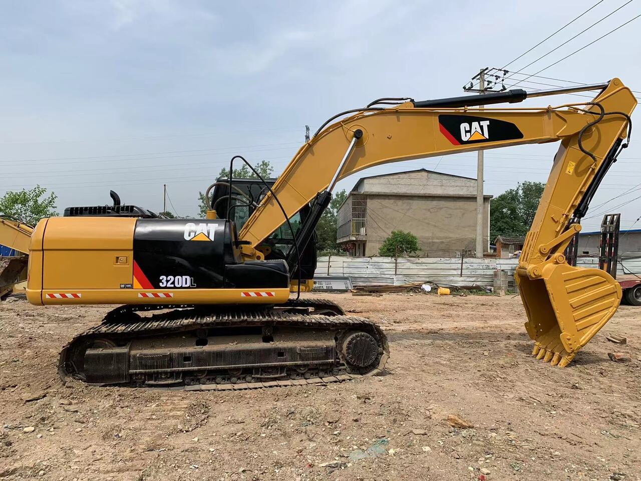 Верижен багер CATERPILLAR 320DL: снимка 1