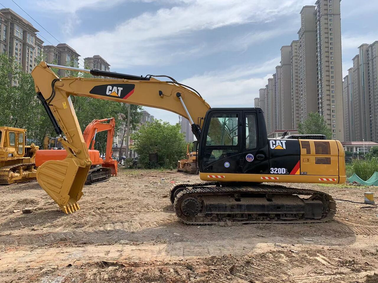 CATERPILLAR 320DL - Верижен багер: снимка 1 CATERPILLAR 320DL - Верижен багер: снимка 1