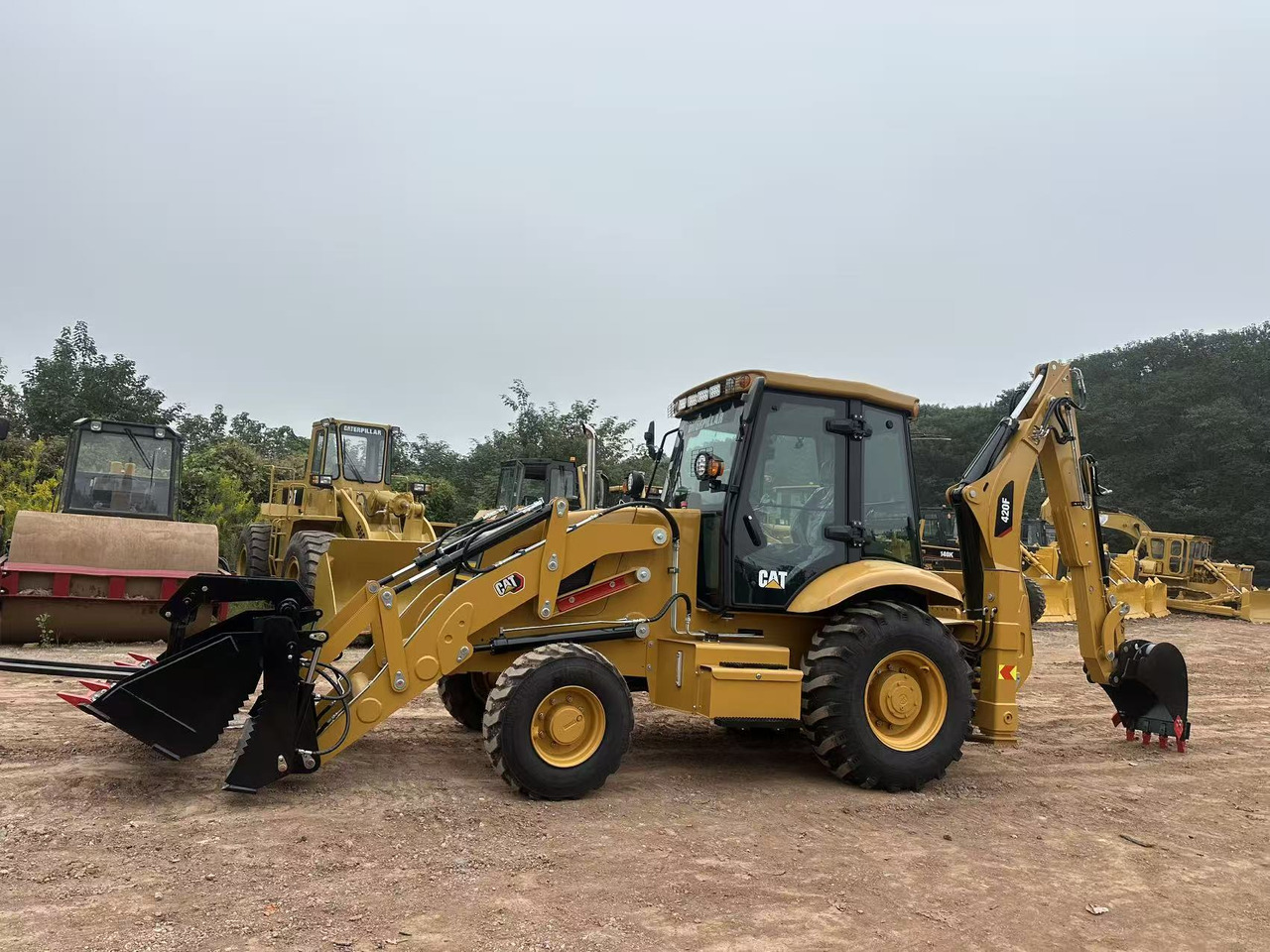 CATERPILLAR 420F2 - Багер-товарач: снимка 1 CATERPILLAR 420F2 - Багер-товарач: снимка 1