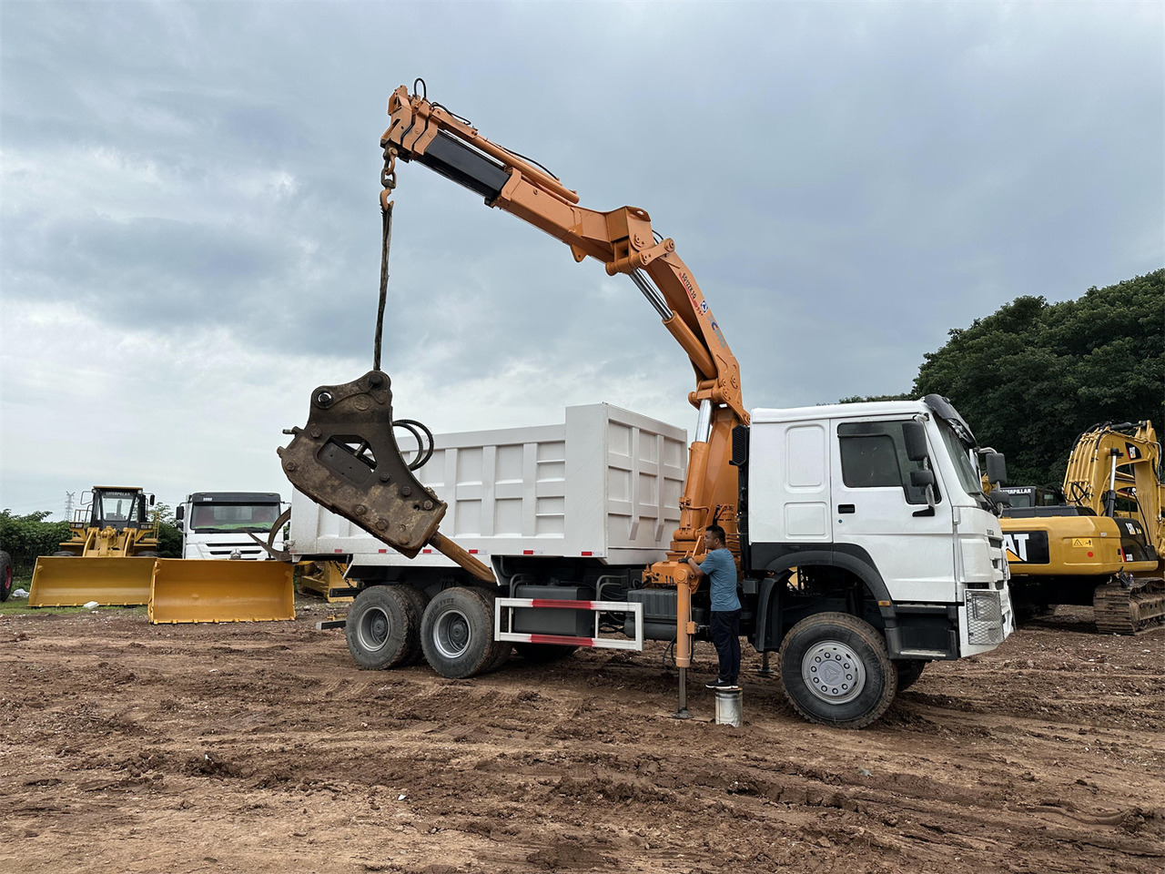 HOWO 371 Mounted Crane Dump truck - Камион с кран: снимка 1 HOWO 371 Mounted Crane Dump truck - Камион с кран: снимка 1