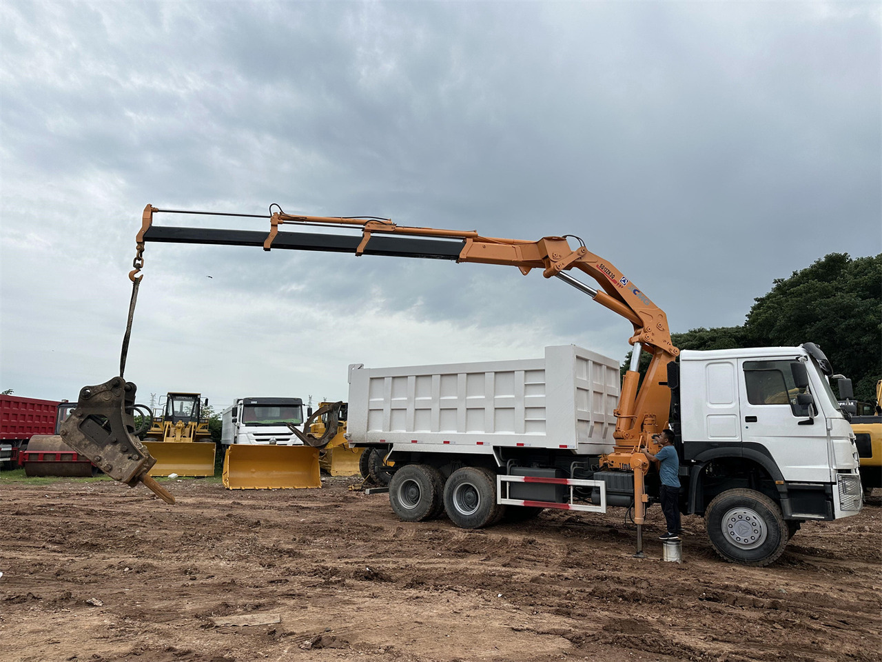 HOWO 371 Mounted Crane Dump truck - Камион с кран: снимка 3 HOWO 371 Mounted Crane Dump truck - Камион с кран: снимка 3