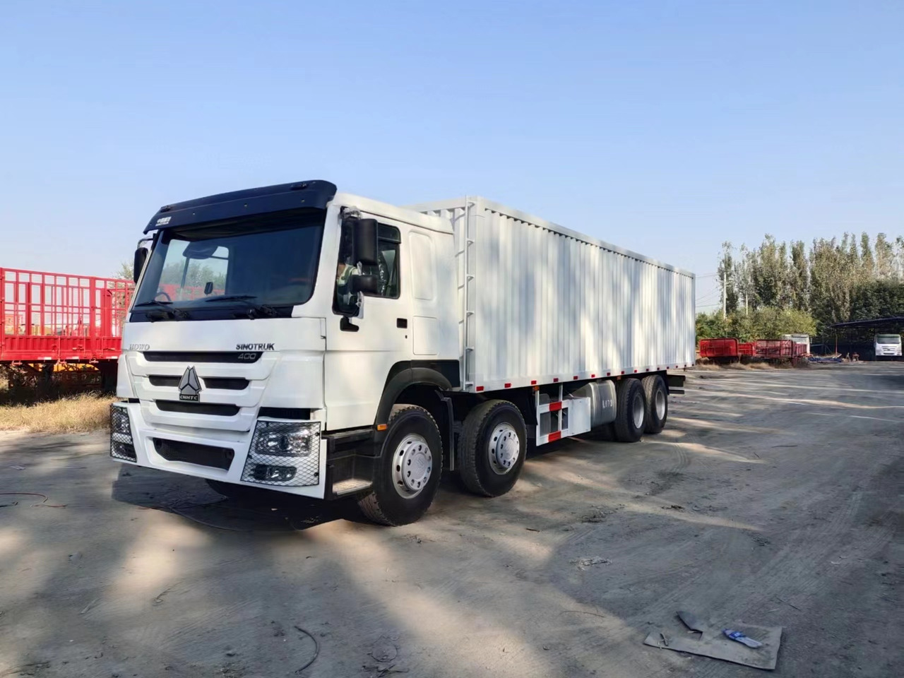 SINOTRUK 400 HOWO Box truck - Изотермичен камион: снимка 1 SINOTRUK 400 HOWO Box truck - Изотермичен камион: снимка 1