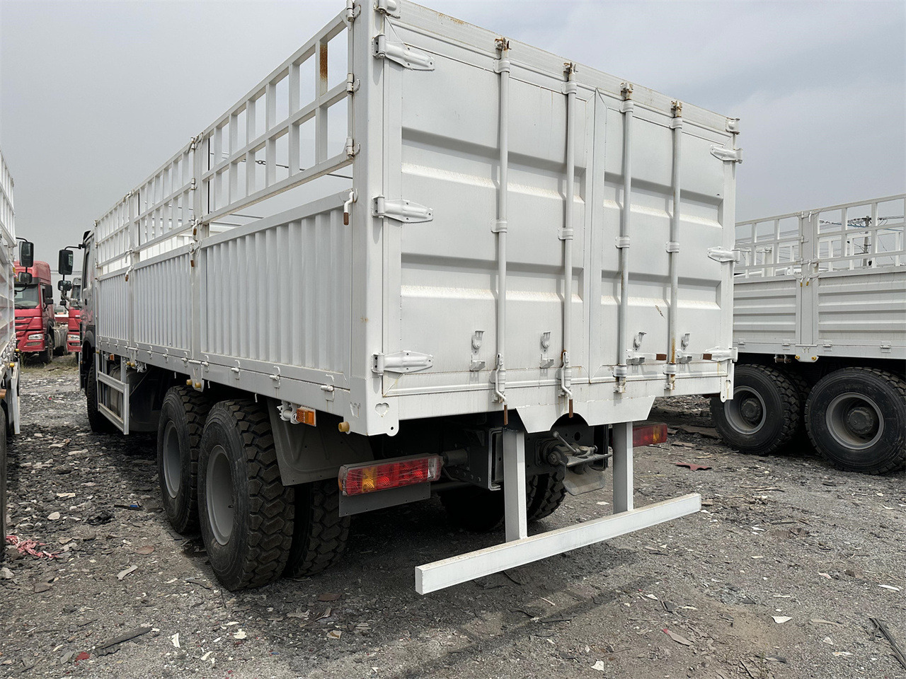 За превоз на животни камион За превоз на животни SINOTRUK HOWO 371 Cargo truck: снимка 7