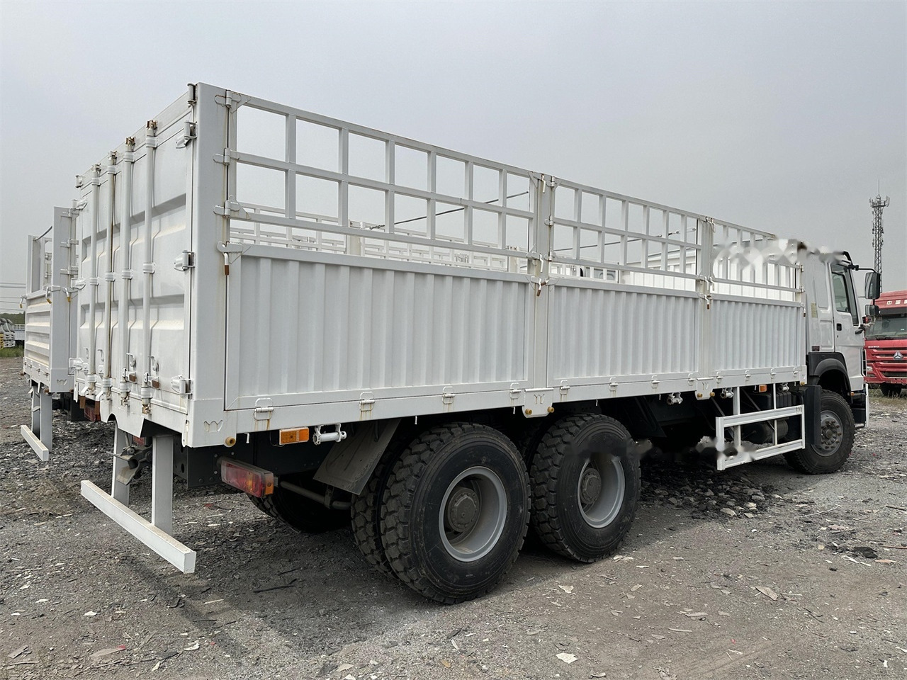SINOTRUK HOWO 371 Cargo truck - За превоз на животни камион: снимка 4 SINOTRUK HOWO 371 Cargo truck - За превоз на животни камион: снимка 4