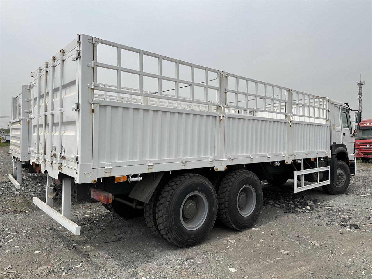SINOTRUK HOWO 371 Cargo truck - За превоз на животни камион: снимка 4 SINOTRUK HOWO 371 Cargo truck - За превоз на животни камион: снимка 4