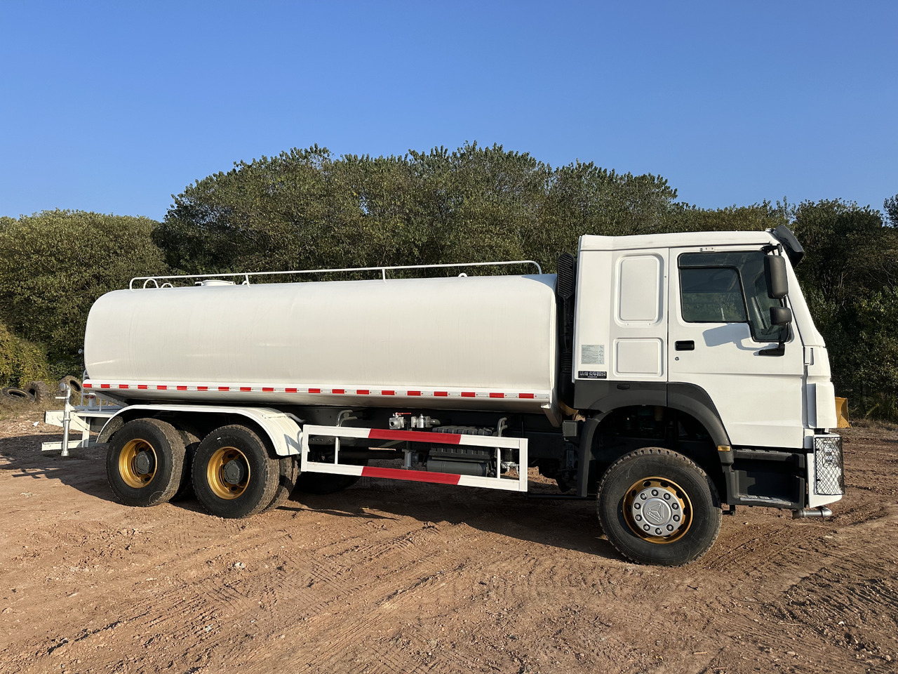 SINOTRUK HOWO 371 Water Tanker Truck - Камион цистерна: снимка 4 SINOTRUK HOWO 371 Water Tanker Truck - Камион цистерна: снимка 4