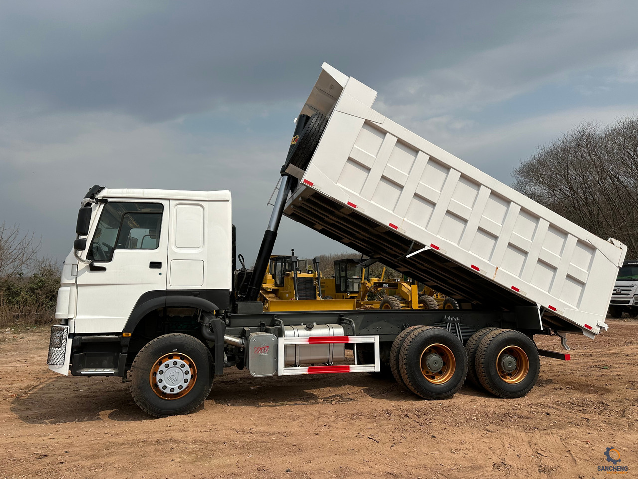 Лизинг на SINOTRUK HOWO Dump truck 371 6x4 SINOTRUK HOWO Dump truck 371 6x4: снимка 11