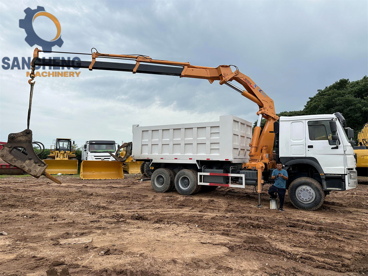 SINOTRUK Howo 371 6x4 crane truck - Камион с кран: снимка 2 SINOTRUK Howo 371 6x4 crane truck - Камион с кран: снимка 2