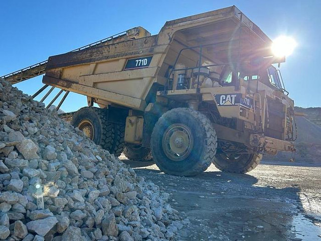 Caterpillar 771D - Кариерен самосвал: снимка 2 Caterpillar 771D - Кариерен самосвал: снимка 2