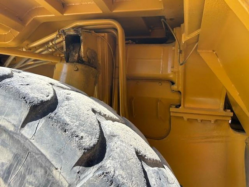 Самосвал Komatsu HD325-6KE: снимка 8