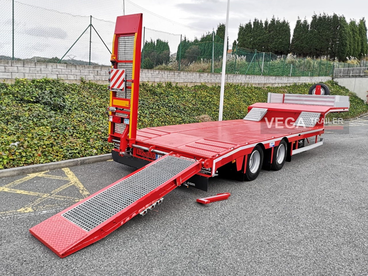 Нискорамна площадка полуремарке За превоз на тежка техника 2 Axle Lowloader: снимка 11