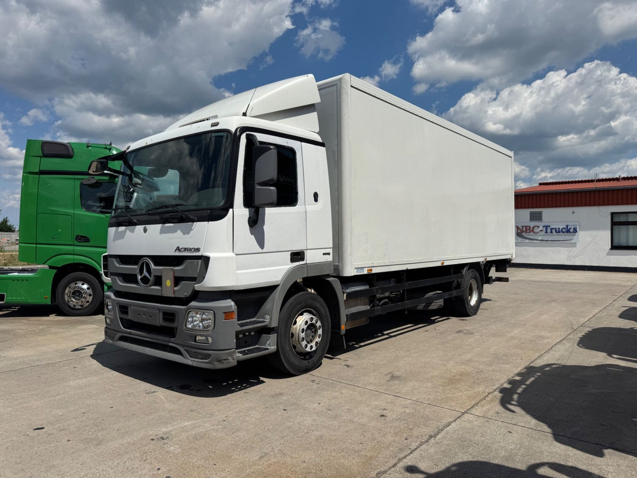 Mercedes-Benz ACTROS 1836*KOFFER*LBW 1,5 T*KLIMA*/ORG KM * - Камион фургон: снимка 1 Mercedes-Benz ACTROS 1836*KOFFER*LBW 1,5 T*KLIMA*/ORG KM * - Камион фургон: снимка 1