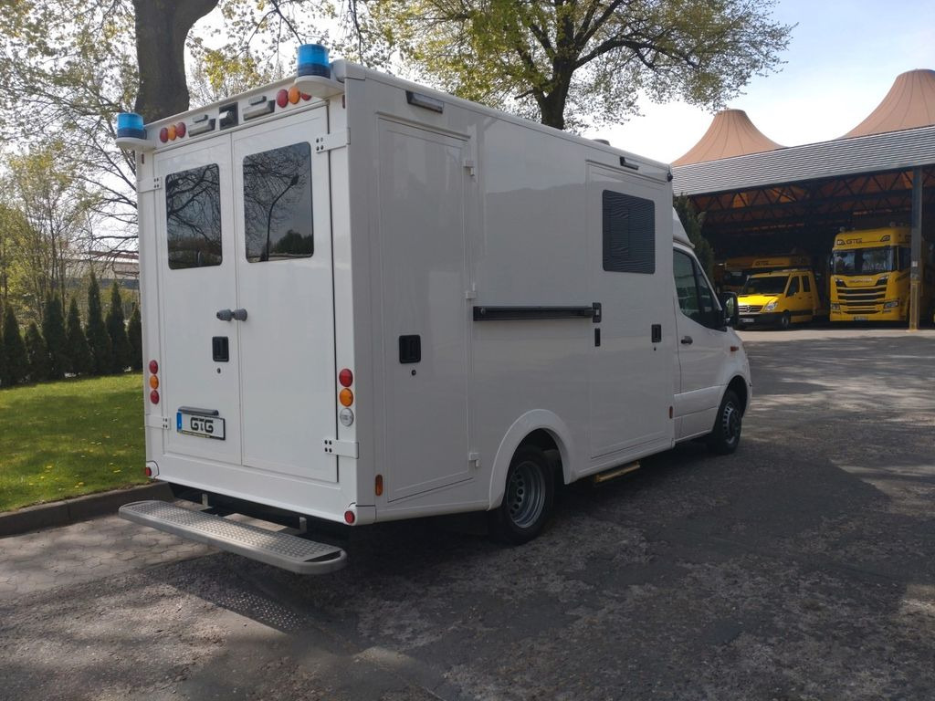 Mercedes-Benz RTW / Tierrettung / Tierarzt / OP - Линейка: снимка 2 Mercedes-Benz RTW / Tierrettung / Tierarzt / OP - Линейка: снимка 2