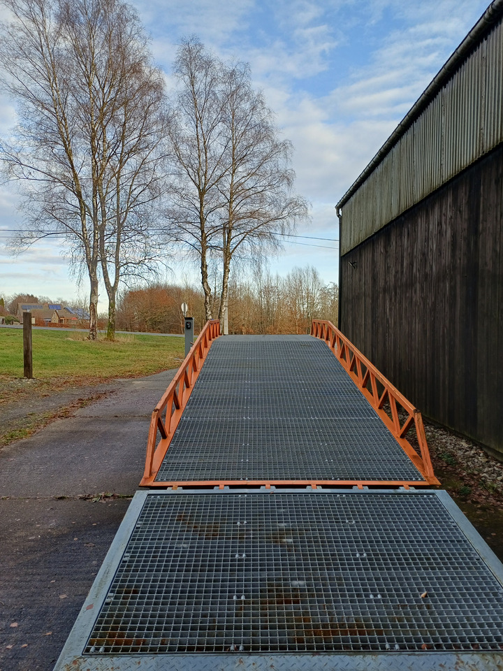 Saurus - Товарна рампа: снимка 2 Saurus - Товарна рампа: снимка 2