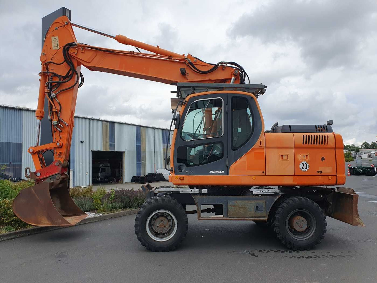 Doosan DX190W / 2008 / 12.349h / 1x Tieflöffel - Колесен багер: снимка 3 Doosan DX190W / 2008 / 12.349h / 1x Tieflöffel - Колесен багер: снимка 3