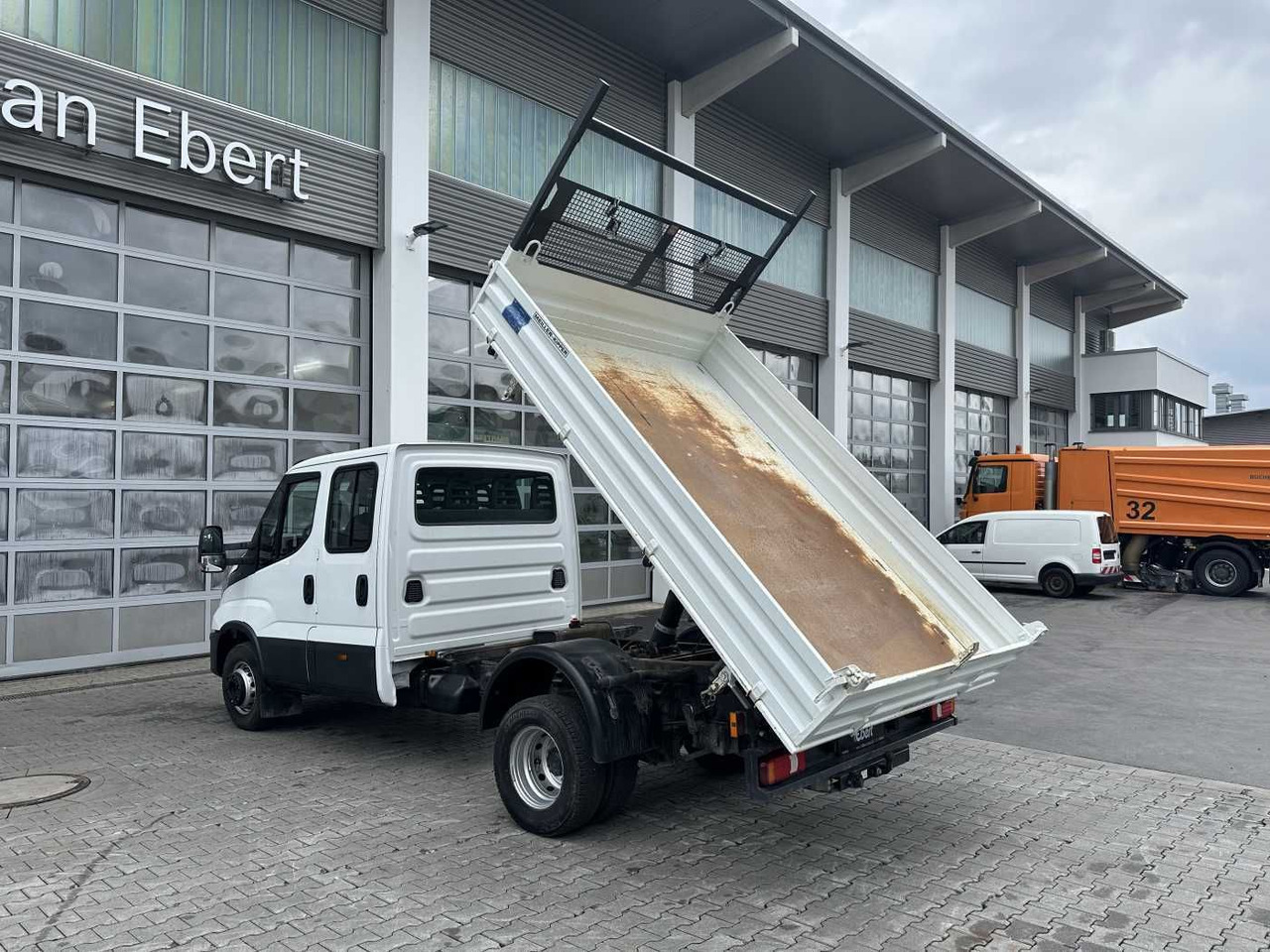Iveco 70C18H 3-S.Kipper *R.3750mm*7Sitze*AHK* - Бус самосвал: снимка 3 Iveco 70C18H 3-S.Kipper *R.3750mm*7Sitze*AHK* - Бус самосвал: снимка 3