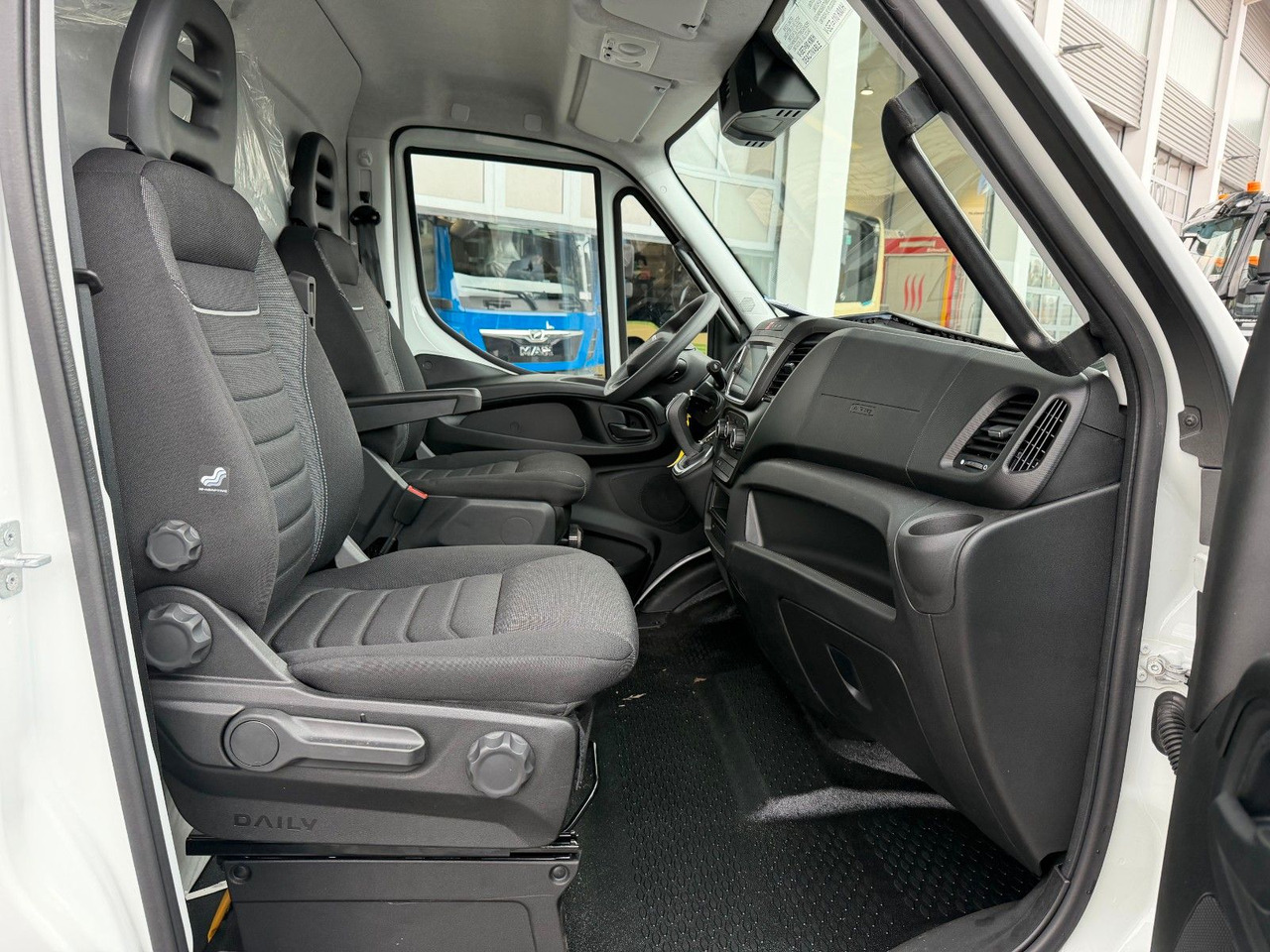 Бус самосвал Iveco Daily 35S14 A8*R3.450mm*Automatik*Kamera*2Sitze*: снимка 18 Бус самосвал Iveco Daily 35S14 A8*R3.450mm*Automatik*Kamera*2Sitze*: снимка 18