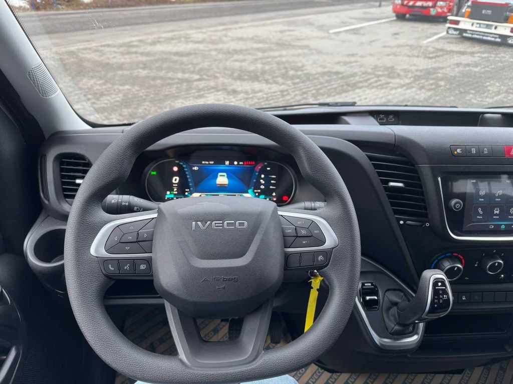 Interior photo 1: Нови Бордови бус Iveco Daily 35S16 A8 Pritsche *7-Sitze*AHK*Automatik* Iveco Daily 35S16 A8 Pritsche *7-Sitze*AHK*Automatik*